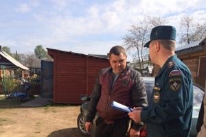 Об ответственности за сжигание сухой травы и мусора напомнили пожарные жителям Великих Лук (ФОТО)