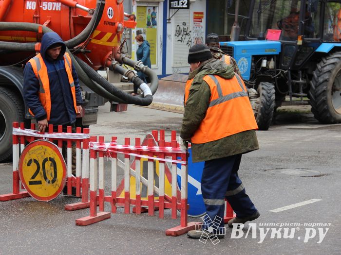 На Ставского устраняют прорыв в водопроводе (ФОТО)