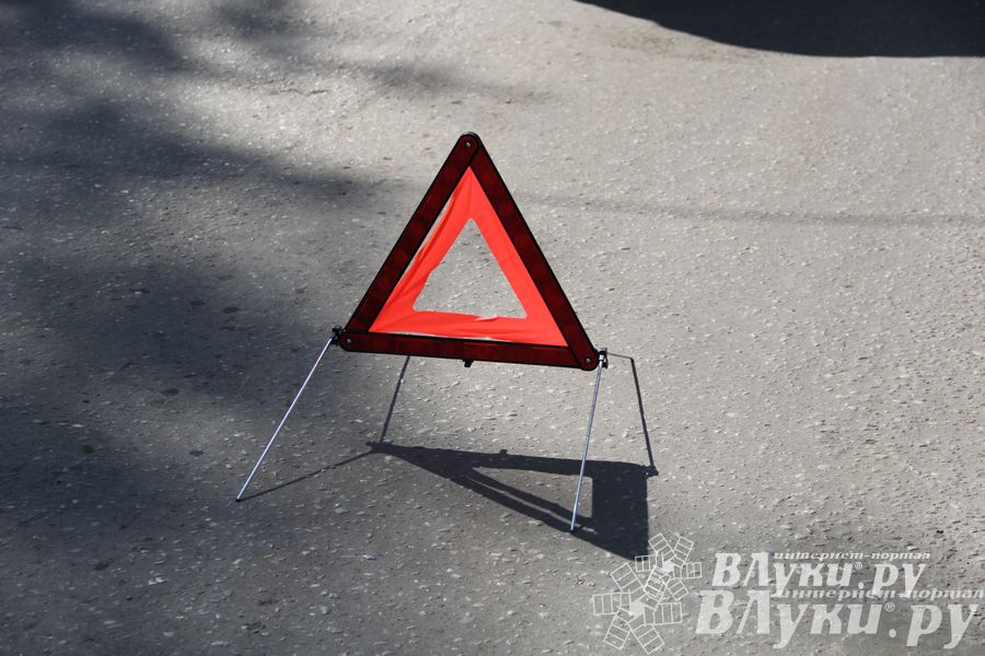 В Великих Луках на проспекте Гагарина «Hyundai» врезался в «Mitsubish» (ФОТО)