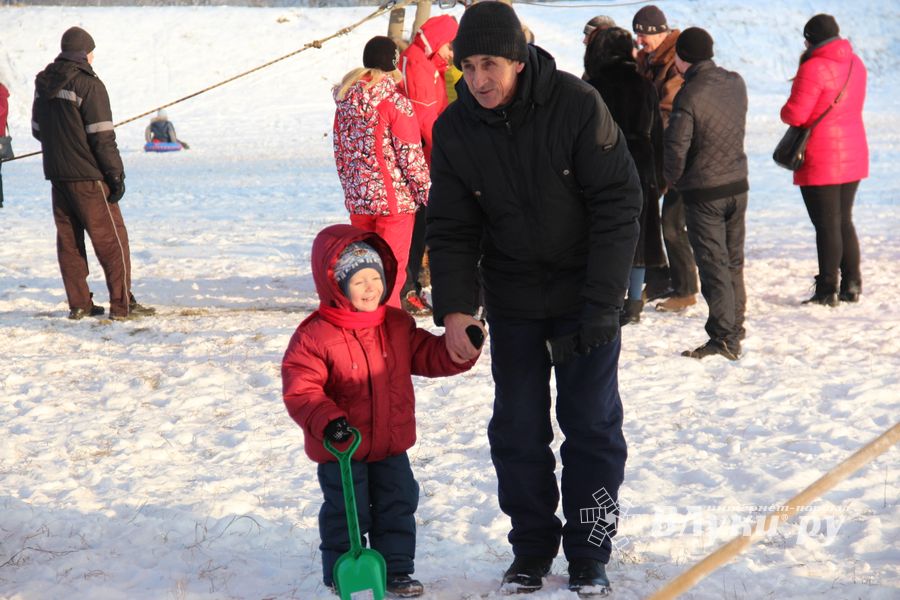 Над Великими Луками взлетели «Яблоки на снегу» (фото)