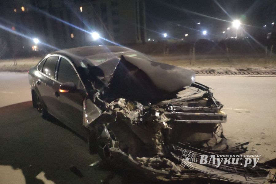 В Великих Луках автомобилист врезался в уборочную технику (ФОТО)