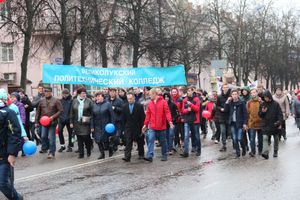 В Великих Луках прошло праздничное шествие (ФОТО)