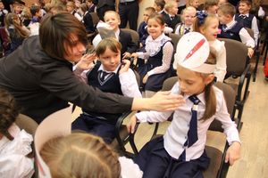 Зачем самых младших учеников 13-й школы испачкали мелом (ФОТО)