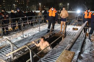 В Великих Луках проходят крещенские купания (ФОТО)