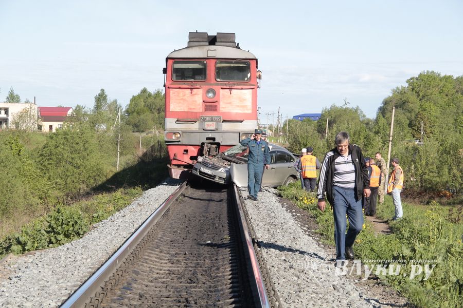 Фоторепортаж: ДТП на железнодорожном переезде в Великих Луках
