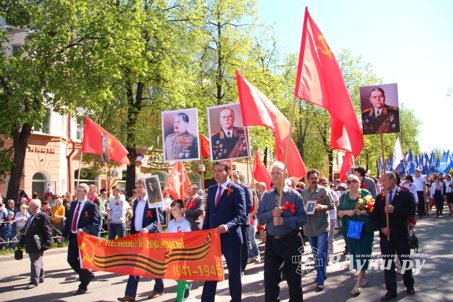 По центральному проспекту Великих Лук прошёл  «Бессмертный полк» (0+) (ФОТО)