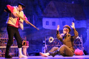 Кони стоят пьяные, хлопцы запряженные — в ГДК Ленина сыграли «Свадьбу в Малиновке» (ФОТО)