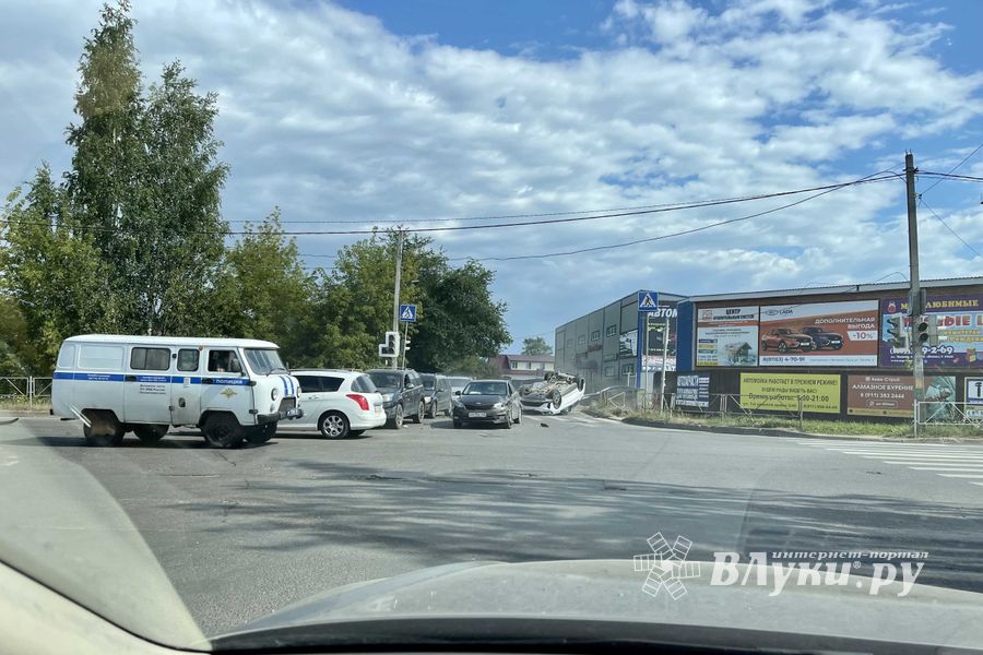 Серьёзное ДТП на перекрёстке Великих Лук (ФОТО)