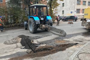 Из-за аварии водопровода перекрыт участок улицы Л. Толстого в Великих Луках (ФОТО)