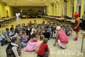 100 будущих первоклассников Великих Лук получили в подарок рюкзаки и школьные принадлежности