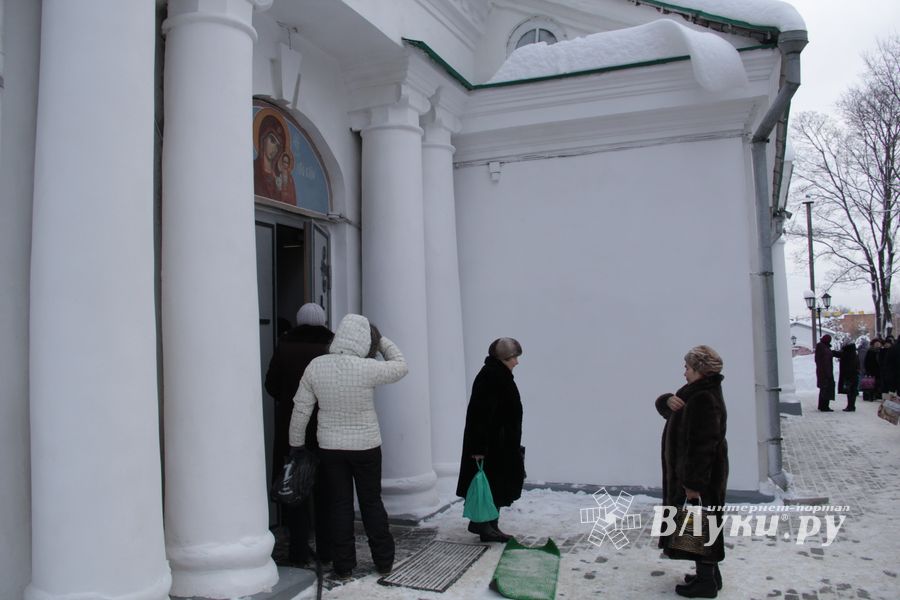 Великолучане запасаются святой водой (фото)