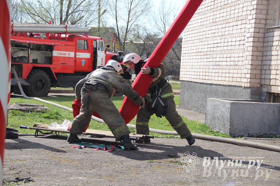 В Великих Луках прошли соревнования пожарных расчетов