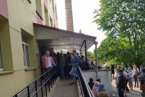 У городской поликлиники – огромная очередь (ФОТО)