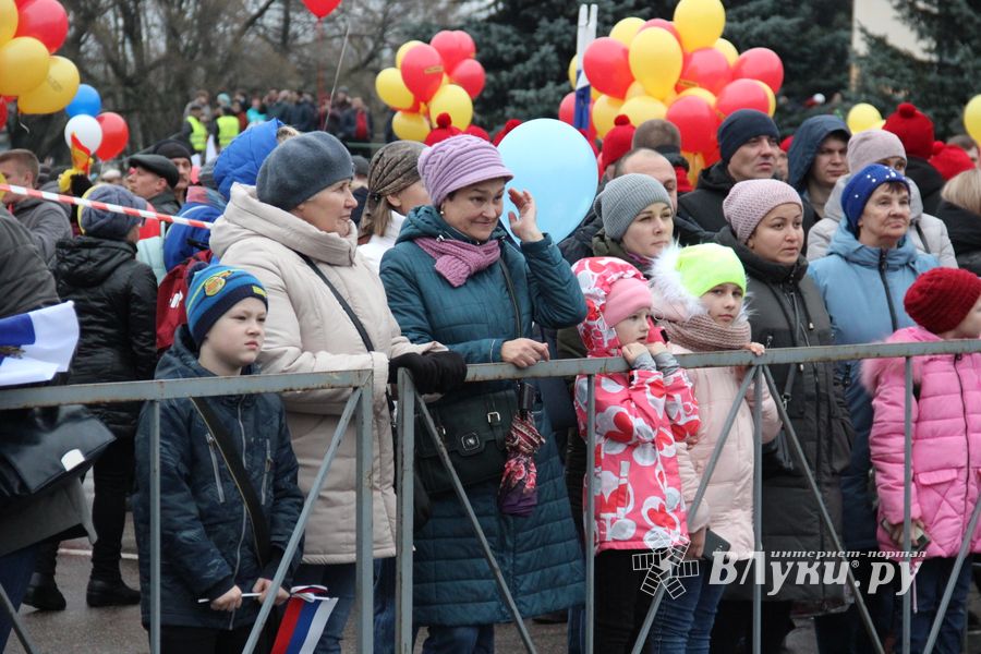 Митинг и праздничные гуляния в Великих Луках (ФОТО)