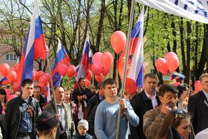 9 мая в Великих Луках. Шествие и салют