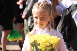 Самую многочисленную школу Великих Лук пополнили 116 первоклассников (ФОТО)