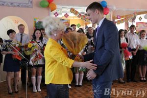 В Великих Луках прозвенели «Последние звонки»