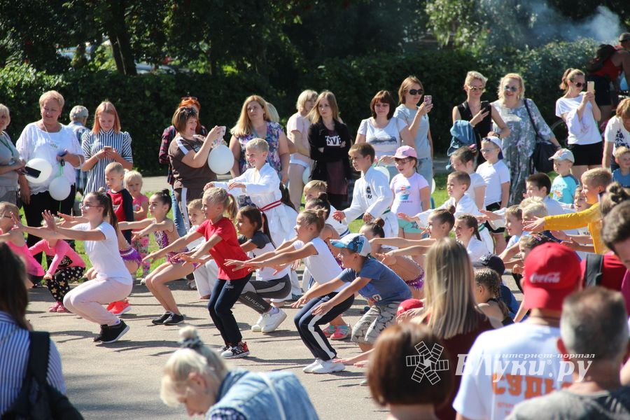 Большой спортивный праздник в Великих Луках (ФОТО)