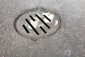 Великие Луки проваливаются в люки (ФОТО)