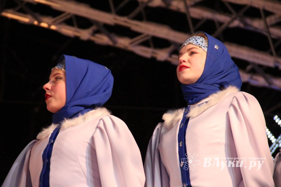 В Великих Луках зажгли Ёлку (ФОТО)