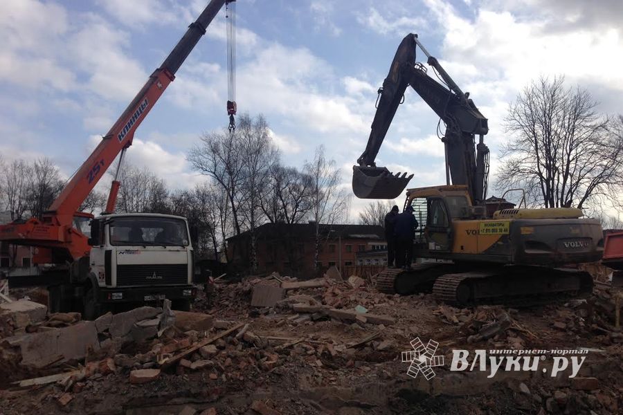 Губернатор осмотрел стройплощадку новой школы на проспекте Гагарина (ФОТО)