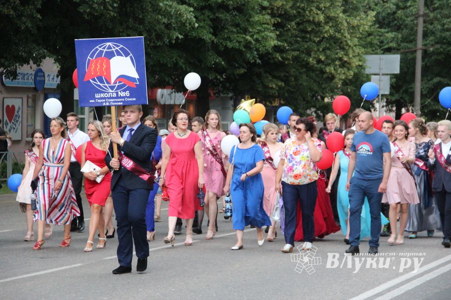 Великолукской «Бригантине» пришлось поплавать под дождём (ФОТО)