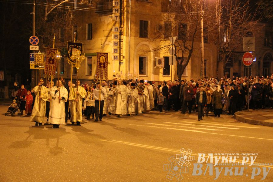 Крестным ходом встредили великолучане светлый праздник Пасхи