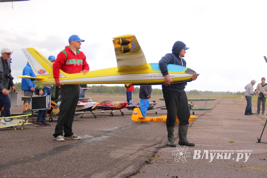 В Великих Луках проходит 7-й Фестиваль авиамодельного спорта (ФОТО)
