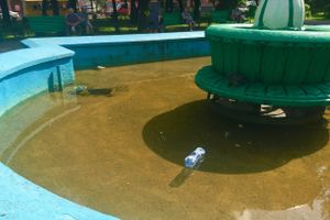 ФОТОФАКТ: Фонтан на площади Рокоссовского. Чей туфля?