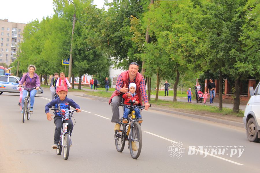 В Великих Луках прошёл Велопарад (ФОТО)