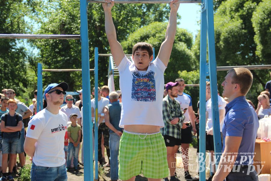 В Великих Луках состояли соревнования по подтягиванию на турнике (фото)