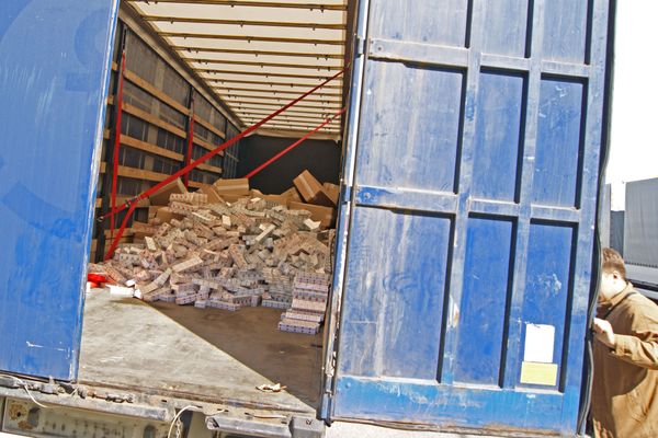 В Псковской области пресечена контрабанда свыше шестидесяти тысяч пачек сигарет (фото)