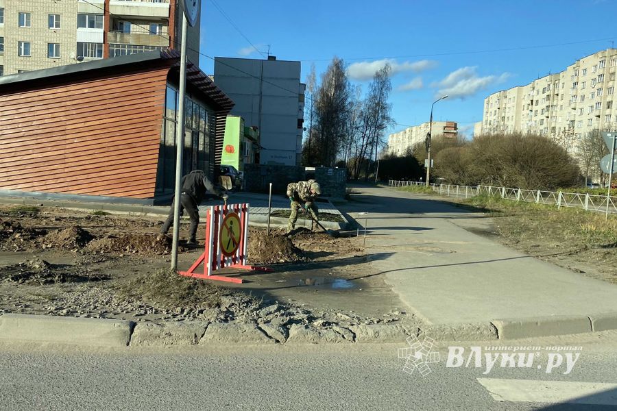 На улице Гражданской ремонтируют тротуар (ФОТО)