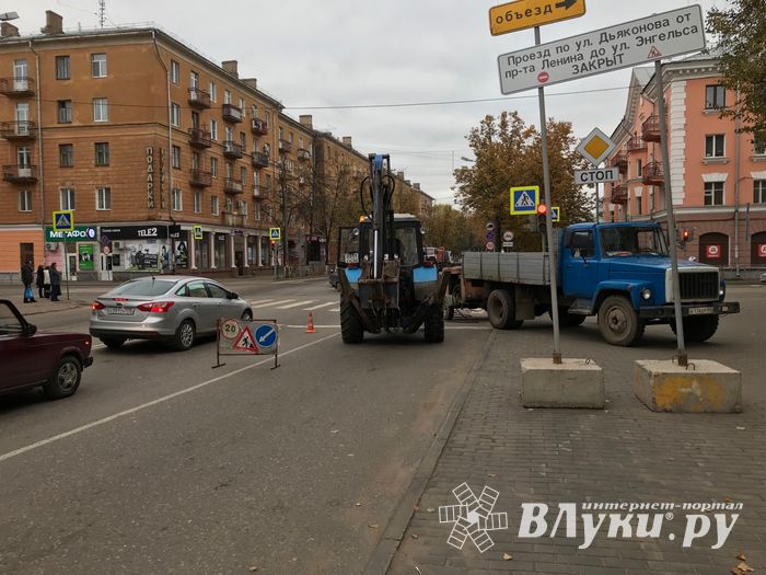 На центральном перекрёстке Великих Лук затруднено движение (ФОТО)