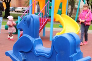 Благоустроенный сквер по улице Жукова начал радовать детей (фото)