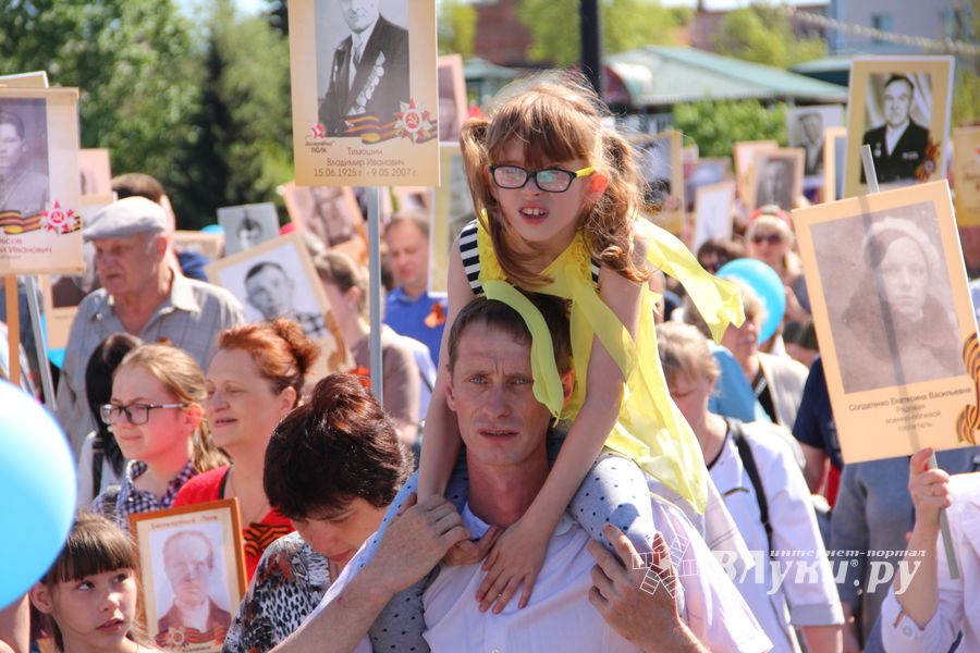 По центральному проспекту Великих Лук прошёл  «Бессмертный полк» (0+) (ФОТО)