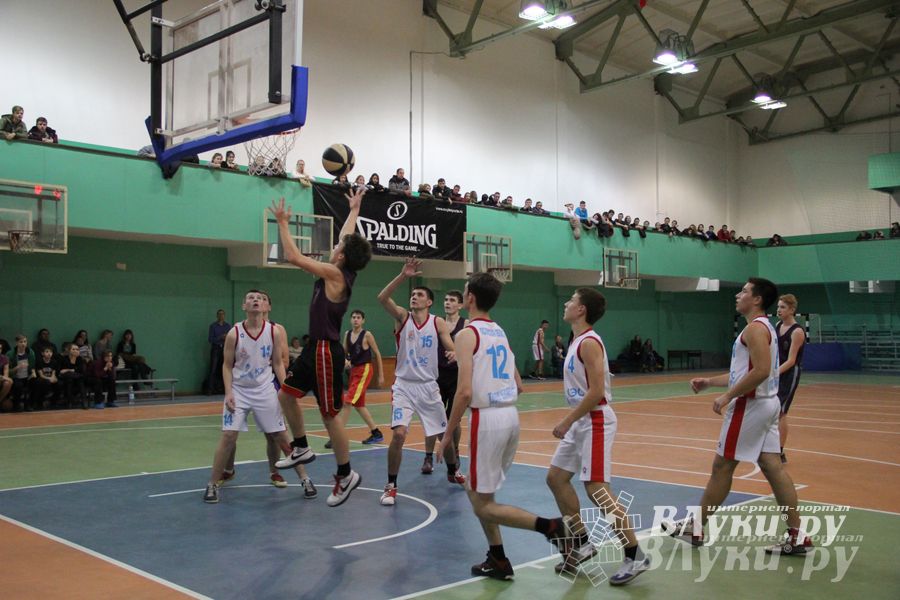 В Великих Луках прошли финальные игры муниципального этапа «КЭС-Баскет» (фото)