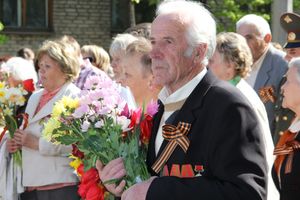 9 мая в Великих Луках. Шествие и салют