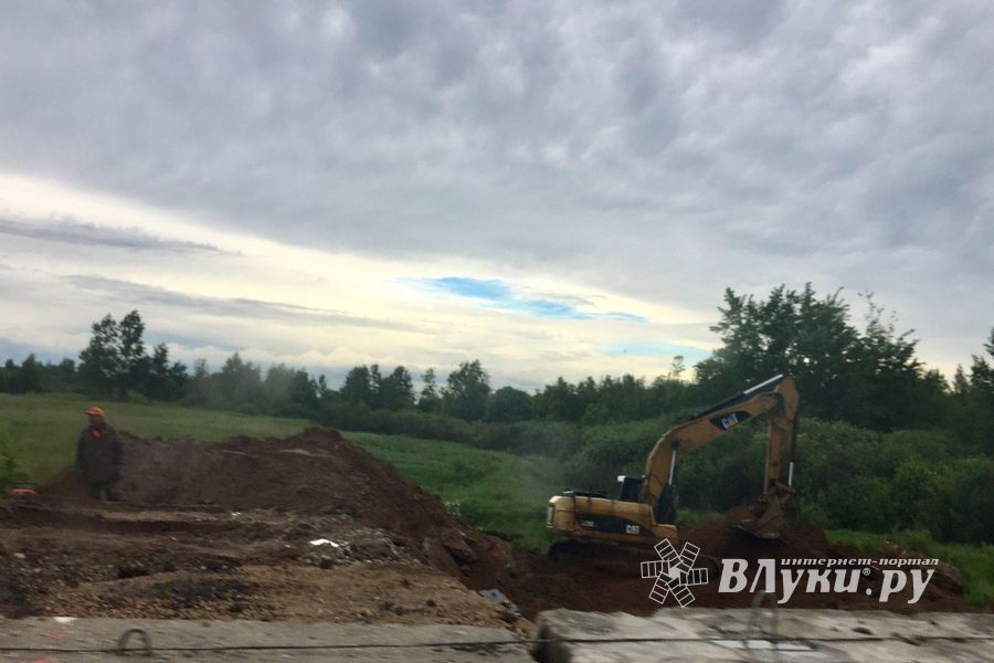 Пробка на трассе М9 на выезде из Великих Лук (ФОТО)