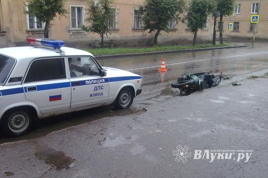 Фотофак: В Великих Луках произошло ДТП с участием скутериста