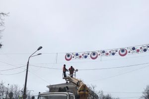 Фотофакт: городские службы вешают световые гирлянды