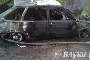 В Великих Луках сгорел автомобиль (ФОТО)