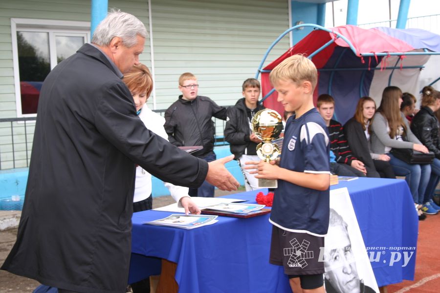 Награждение победителуй турнира по футболу памяти М.Ф. Хренова 