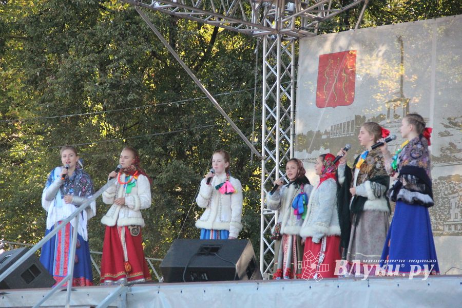 В Великих Луках прошла универсальная осенняя ярмарка (ФОТО)