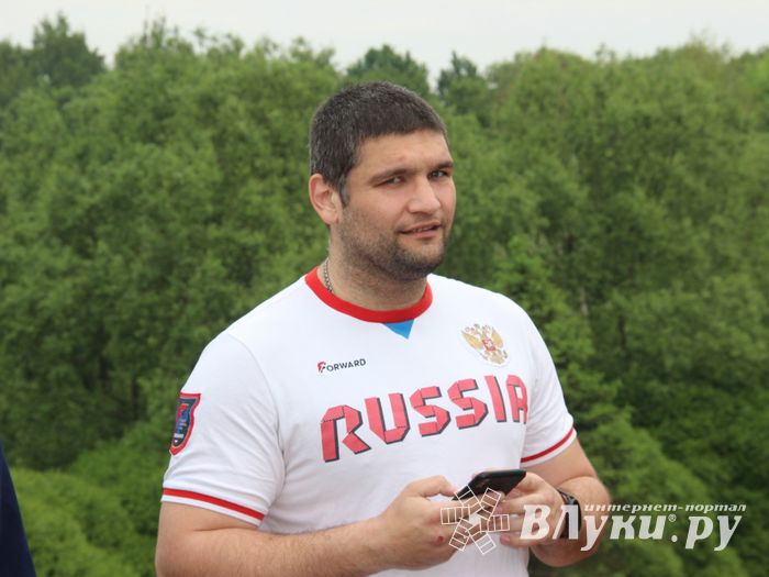 Великолучане провели зарядку с чемпионом (ФОТО)