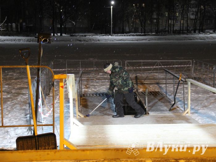 В Великих Луках проходят крещенские купания (ФОТО)