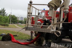 В Великих Луках прошли областные соревнования среди пожарных по спасению пострадавших
