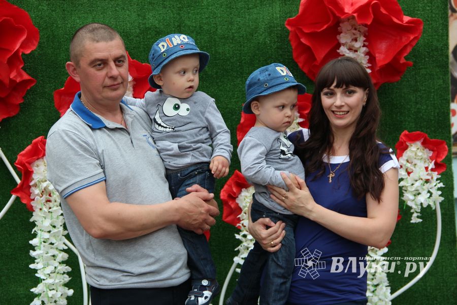 В Великих Луках чествовали близнецов (ФОТО)