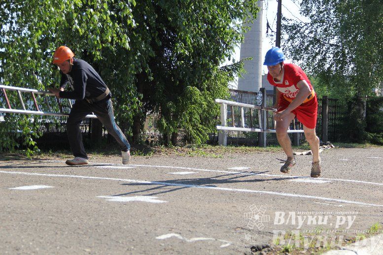 В Великих Луках прошли соревнования среди пожарных