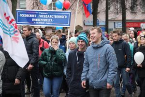 В Великих Луках прошло праздничное шествие (ФОТО)